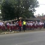 SAMBUT. Demi melihat presiden, siswa-siswi SDN  Sukolilo Kecamatan Bancar Tuban berbaris di pinggir jalanan Pantura. foto : suwandi/bangsaonline