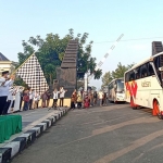 Suasana penyambutan jemaah haji yang tiba di Kabupaten Blitar.