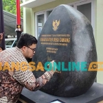 Bupati Kediri, Hanindhito Himawan Pramana, saat menandatangani prasasti tanda telah diresmikannya Pasar Wates. Foto: MUJI HARJITA/BANGSAONLINE