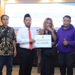 Bupati Gresik (tiga dari kiri) secara simbolis memberikan stimulan kepada Ali Candi selaku perwakilan PKL. Foto: Ist