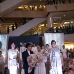 Desainer Barli Asmara bersama Amanda Rawles saat menampilkan rancangannya.
