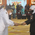 Bupati dan Wakil Bupati Ponorogo saat dilantik oleh Gubernur Jawa Timur.