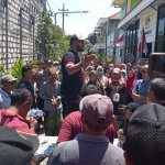 Warga Desa Roomo, Kecamatan Manyar saat menggelar demo di balai desa. Foto: Ist.