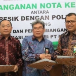 Dari kanan, Direktur Keuangan PG Pardiman, Kepala Pusat Pendidikan dan Pelatihan (Pusdiklat) Industri Kemenperin Mujiono, dan Direktur Politeknik ATI Makassar Amrin Rapi saat nota kesepahaman di Jakarta. foto: istimewa