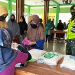 Tampak dengan tetap menerapkan protap kesehatan pencegahan corona, masyarakat antusias antre membeli gula pasir di operasi pasar yang diadakan DIsperindag Kabupaten Mojokerto.