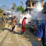 Petugas Puskesmas Junrejo Kota Batu saat melakukan fogging ke rumah-rumah warga.
