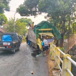 Truk bermuatan pakan ayam yang terlibat kecelakaan dengan menabrak jembatan di Jombang.