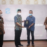 Wali Kota Surabaya Eri Cahyadi dan Ketua PN Joni meresmikan layanan adminduk di MPP Gedung Siola, Surabaya, Jumat (16/4/2021).
