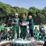 Anggota DPR RI Komisi IX, Ratna Juwita Sari, memberikan bonus kepada atlet kontingen Tuban di Tanah Mas Sportainment, Kecamatan Jenu, Kabupaten Tuban, Minggu (14/8/2022).
