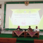 Ali Mashar, Kepala Perwakilan SKK Migas Jawa Bali dan Nusa Tenggara (Jabanusa) saat memaparkan materi dalam kuliah umum di Ponpes Tebuireng, Rabu (27/9/2017). foto: ROMZA/ BANGSAONLINE