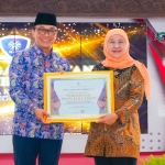 Gubernur Jawa Timur, Khofifah Indar Parawansa saat menerima penghargaan dari BKN
