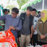 Gubernur Khofifah saat gelaran pasar murah di Lamongan.