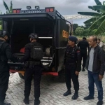 Tim gegana bersama anggota Polsek Wonocolo mengevakuasi penemuan mortir di Siwalankerto, Wonocolo, Surabaya. Foto: Dok. Polsek Wonocolo.