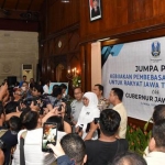Gubernur Jatim Khofifah Indar Parawansa jumpa pers mengumumkan pembebasan pajak kendaraan bermotor di Kantor Gubernur, Surabaya, Rabu (18/9). foto: istimewa/ bangsaonline.com