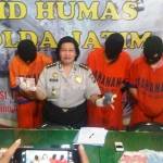 ?

Tiga mucikari yang ditangkap Subdit Renakta Ditreskrimum Polda Jatim.foto:farih/BANGSAONLINE