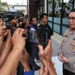 Kabid Humas Polda Jatim saat memberi keterangan ke awak media.