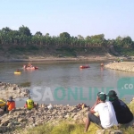 Proses pencarian santri Ponpes Abu Dzarrin, Bojonegoro, yang tenggelam saat mencuci daging hewan kurban. foto: EKY NURHADI/ BANGSAONLINE