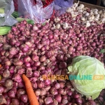 Bawang merah menjadi salah satu komoditas yang mengalami fluktuasi di Gorontalo hari ini. Foto: Sulthon/Bangsaonline.