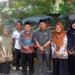 Anggota DPRD Kota Malang dari Fraksi Gerindra, Ginanjar Yoni Wardoyo, saat bersama warga.