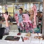 Bupati Jombang Hj. Mundjidah saat berbincang dengan pedagang daging saat sidak ke pasar tradisional. foto: RONY S/ BANGSAONLINE