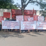 Warga demo di depan PT Ale-ale dengan membeber spanduk dan banner berisi tuntutan mereka.
