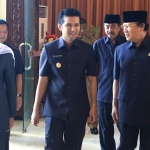 Gubernur dan Wagub didampingi pimpinan DPRD Jatim, Soenarjo dan Achmad Iskandar menuju ruang sidang paripurna. foto: ist