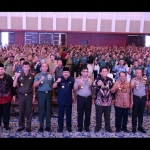 Gubernur Jatim bersama Forkopimda Jatim dan seluruh undangan menyerukan Deklarasi  Jatim Aman dan Kondusif menjelang Pilkada 2018 di  Ballroom Grand City Surabaya.