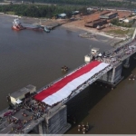 Masyarakat Babel Bentangkan Bendera Merah Putih 78 Meter di Jembatan Emas. Foto: Ist