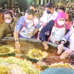 Gubernur Jawa Timur Khofifah Indar Parawansa turut memeriahkan Festival Rujak Uleg yang digelar di sepanjang Jalan Kembang Jepun yang terkenal disebut Kya-Kya Surabaya, Minggu (22/5) malam. Foto: Humas Pemprov Jatim