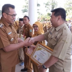 Wali Kota Batu saat menyerahkan penghargaan kepada salah satu ASN yang akan memasuki masa purnatugas per 1 Agustus 2025.