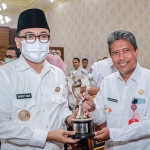 Bupati Pamekasan, Baddrut Tamam,  saat menerima penghargaan Inotek Award bagi 6 OPD di lingkup Pemkab Pamekasan.
