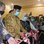 H. Pungkasiadi, Bupati Mojokerto didampingi Kadis Kominfo saat membuka grand launching Command Center Kabupaten Mojokerto.