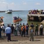 Proses evakuasi mayat di pelabuhan kalbut kecamatan mangaran Situbondo. (Hadi Prayitno/BangsaOnline.com)