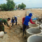 Bus beton untuk pembangunan tanggul yang digagas Pemdes Boncong sejak 2020 guna mencegah abrasi air laut pantai utara semakin parah.