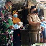 Bupati Fadeli saat bagi-bagi masker di Pasar Ikan Lamongan. foto: NUR QOMAR/ BANGSAONLINE