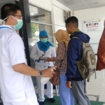 Pengunjung RSUD Dr Soegiri dicek sebelum masuk ke ruangan. 
