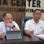 Kasi Intelijen Kejari Kabupaten Kediri Iwan Nuzuardhi (kiri) saat memberikan keterangan kepada awak media. Foto: Ist. 