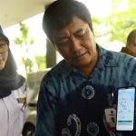 Kepala Dishub Surabaya Irvan Wahyudrajat saat menunjukkan aplikasi "Transportasi". foto: ist