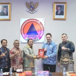 Minister Counsellor Kedubes Australia, Tim Stapleton, saat berkunjung di BPBD Jatim. Foto: Ist.