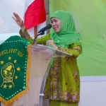 Khofifah Indar Parawansa ketika menyampaikan pidato saat melantik pengurus PW Muslimat NU Sumatera Barat periode 2023-2028 di Hotel Universitas Negeri Padang, Sabtu (30/3/2024). Foto: Ist