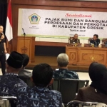 Kasi Pidsus Kejari Gresik Andrie Dwi Subianto saat memaparkan cara aman tangani PBB 2P. foto: SYUHUD/ BANGSAONLINE