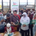 Gubernur Jawa Timur Khofifah Indar Parawansa saat mengunjungi SMKN 2 Kota Probolinggo untuk meninjau uji coba KBM secara tatap muka.