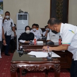 Bupati Sumenep Dr. K.H. A. Busyro Karim melakukan perjanjian kinerja dengan sejumlah OPD. (foto: ist)