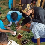 Kris Adji saat mengajari batik Icel kepada siswa-siswi MTs Nurul Islam, Manyar, Gresik. Foto: SYUHUD/BANGSAONLINE
