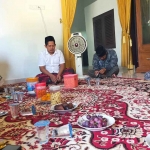 Rombongan tim pemenangan pasangan Mandat (KH Muhammad Bin Muafi Zaini-Abdullah Hidayat) saat berada di rumah duka. Foto: Ist