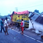 Kondisi truk ketika menubruk warung di Jalan Raya Ploso-Gedek, tepatnya di Desa Menturus, Kecamatan Kudu, Kabupaten Jombang.