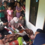 Tim medis saat melakukan pemeriksaan pada tubuh korban. foto: MURSIDI/ BANGSAONLINE