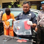 Para pelaku pencurian dengan barang bukti yang diamankan Polres Blitar. foto: Akina Nur Alana/ BANGSAONLINE