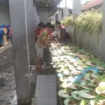 Petugas Dinsos Kota Surabaya sedang memberikan makan kepada para ODGJ penghuni Liponsos Keputih. foto: ist.