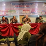 Kepala Dinkop UMTK Kota Kediri Bambang Priyambodo (dua dari kanan) saat memberi sambutan. Foto: Ist.